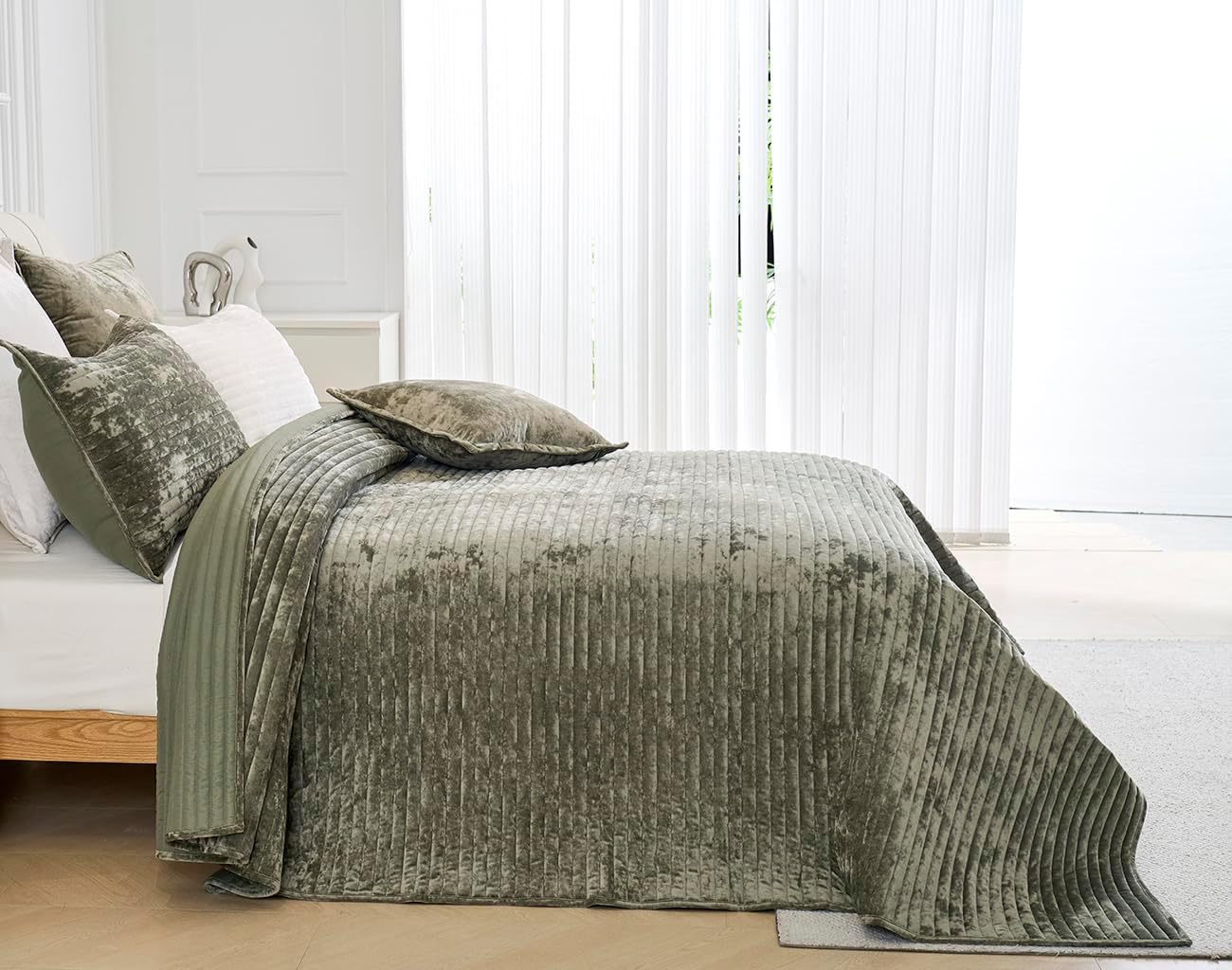 COCOPLOCEUS 3-Piece Velvet King Quilt Set Army Green