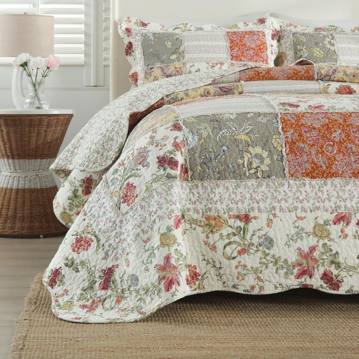 Yvooxny 3-Piece Quilt Set with Ruffles and Pillowcases